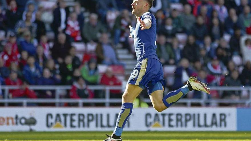 Vardy celebra el segundo gol conseguido ayer por el Leicester. // Efe