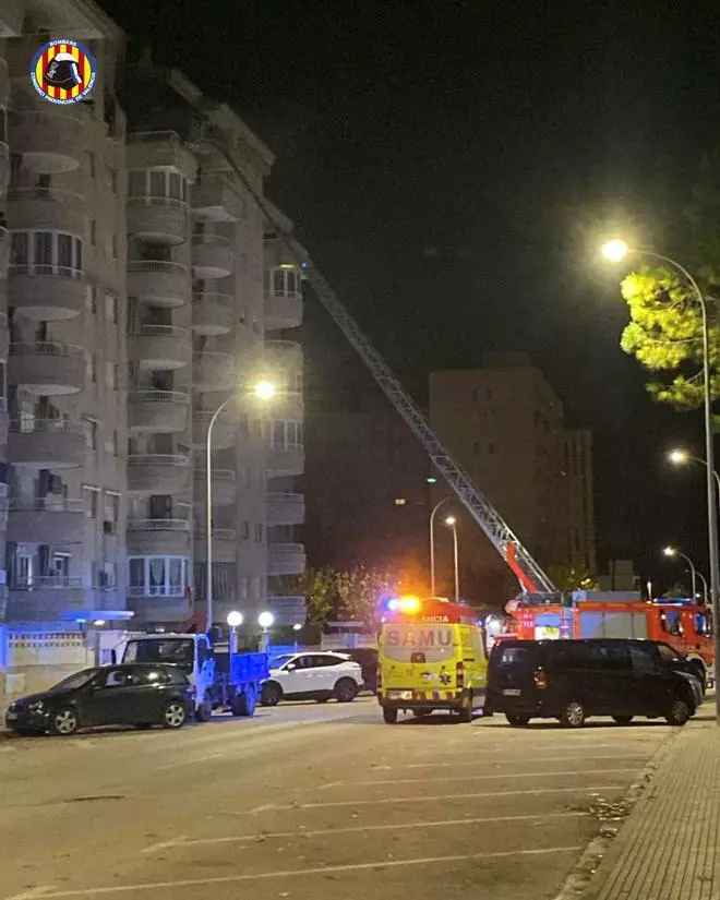 Tres heridos leves en el incendio de una vivienda en la playa de Gandia