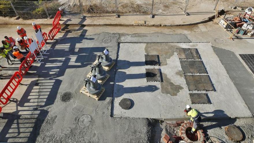 Imagen de ayer de las obras de instalación de cuatro bombeos y nuevos colectores en el Plan Parcial Paraíso, junto a la calle Mar Menor y Ramón Rubial.