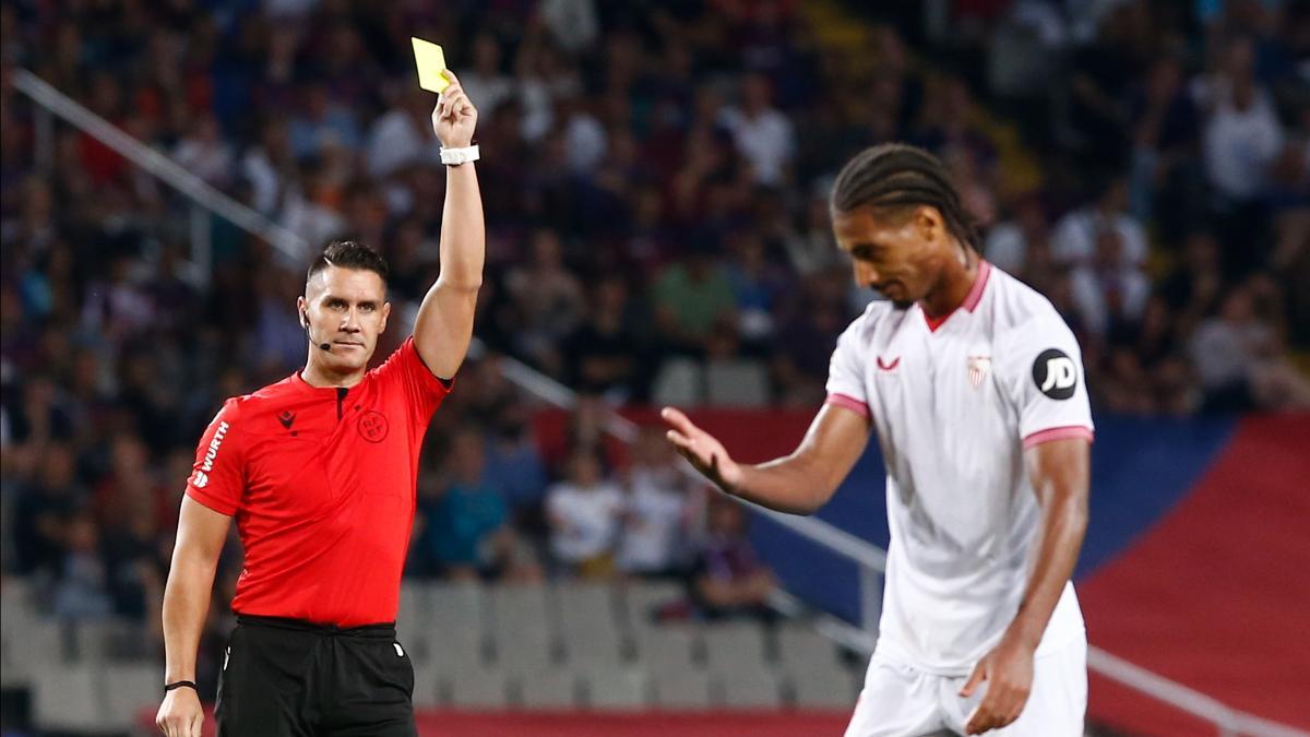 Loic Bade, en acción con el Sevilla en la temporada 2023-24