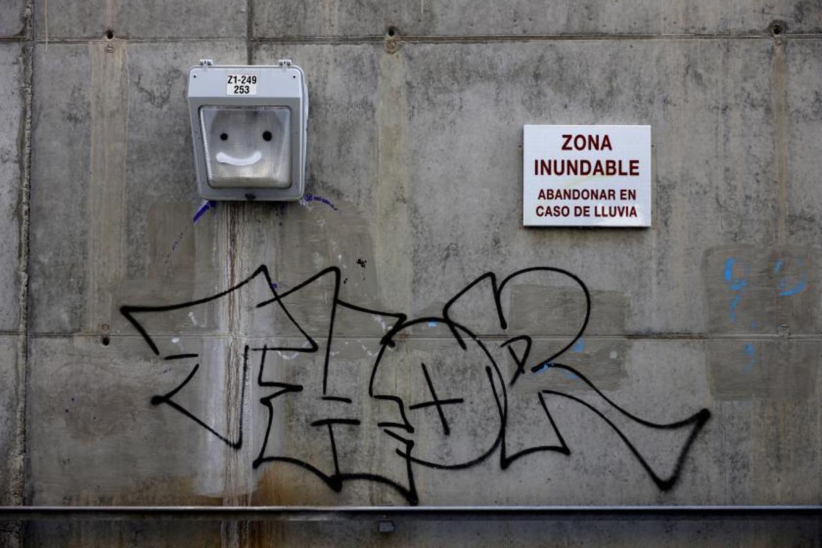 Advertencia 8 Un cartel alerta en Parque Venecia del riesgo por lluvias. | MIGUEL ÁNGEL GRACIA