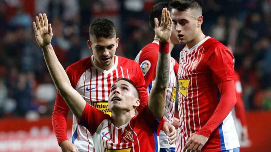 Djurdjevic celebra el gol del triunfo del Sporting rodeado de compañeros.