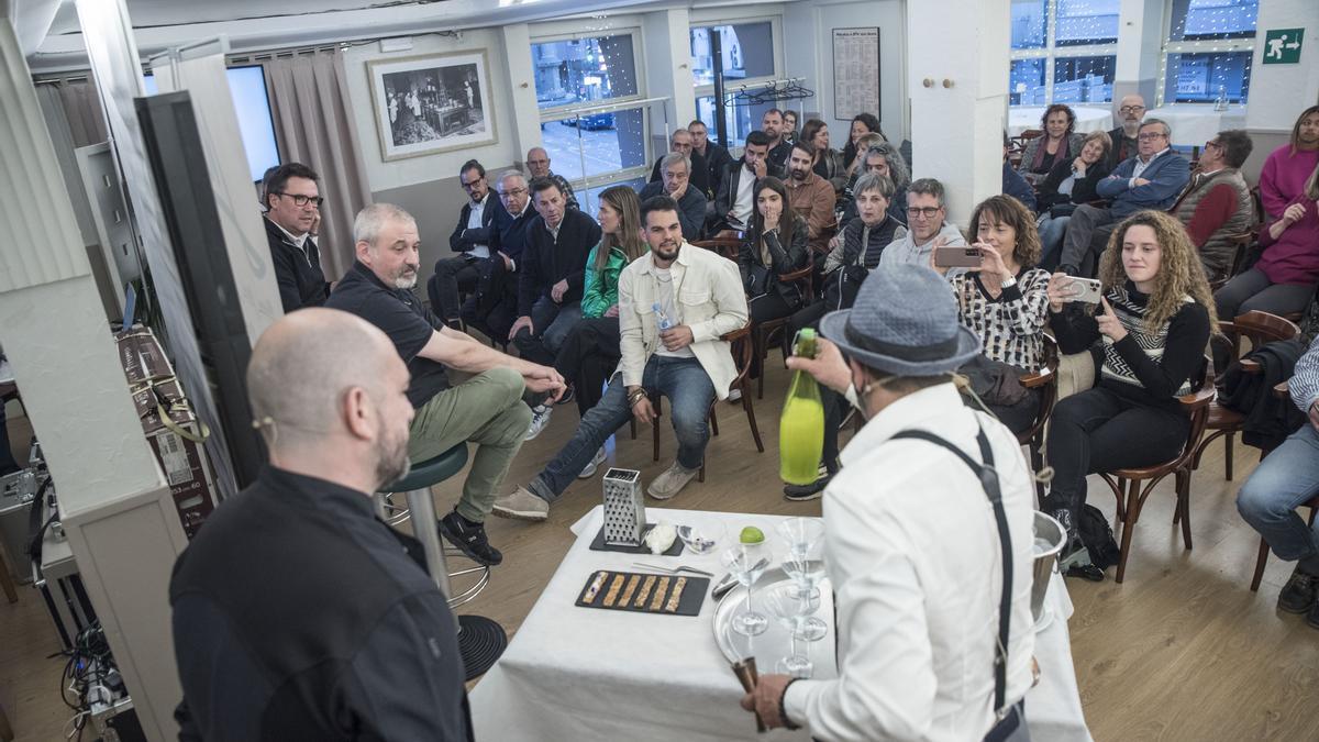 Preparació del còctel de cinema, en la primera taula rodona, amb el cineasta David Victori (al mig, de blanc)