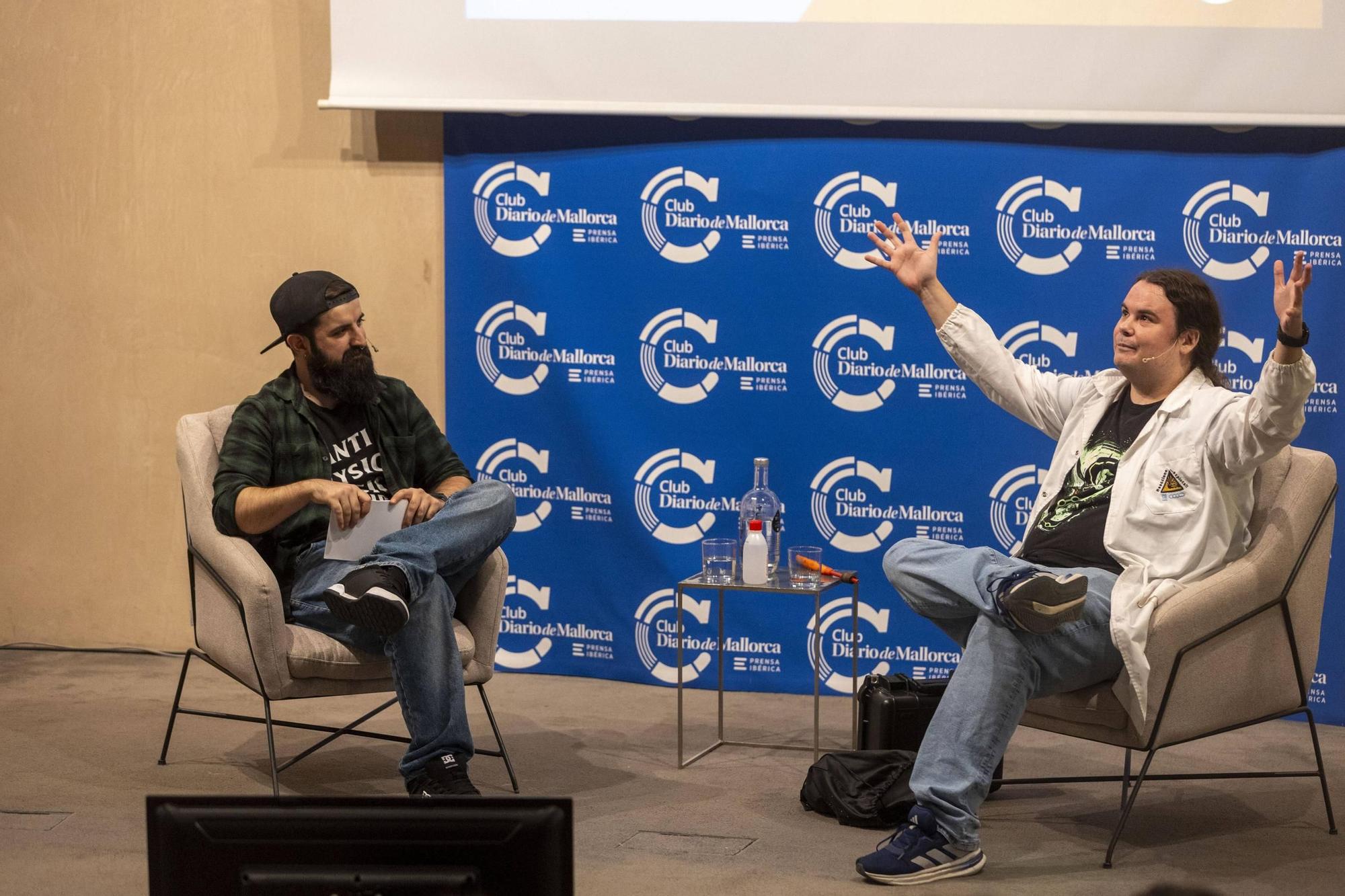 FOTOS | El Físico Barbudo entrevistó al divulgador tras el canal Ponte Bata en un encuentro en Diario de Mallorca