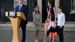 David Cameron, tras presentar, el pasado julio su dimisión a la Reina. Junto a él, su esposa, Samantha, y sus hijos Nancy, Florence y Elwen.