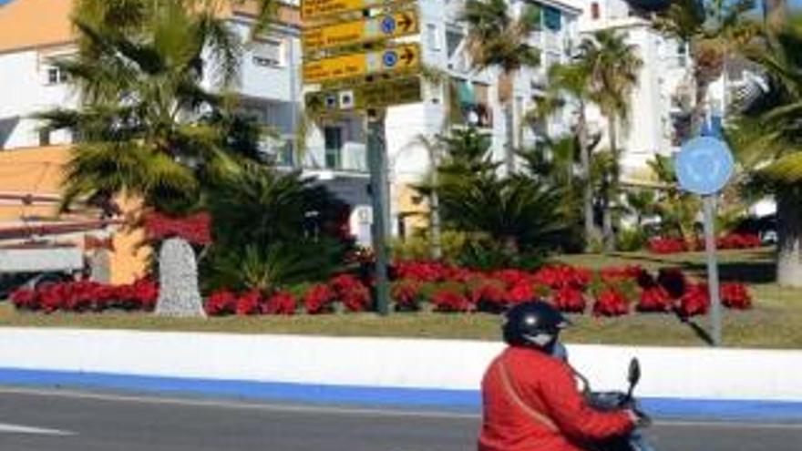 Nerja pide civismo tras plantar más de 1.500 pascueros navideños