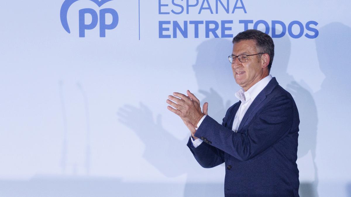 El líder del Partido Popular, Alberto Núñez Feijóo, celebra la victoria del partido en la sede nacional del PP, a 28 de mayo de 2023, en Madrid (España). Hoy, 28M, se celebran elecciones municipales en un total de 8.131 ayuntamientos y elecciones autonómi