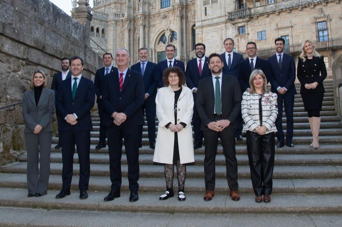 La alcaldesa de Santiago y presidenta del Grupo de Ciudades Patrimonio de la Humanidad con el resto de integrantes en el Obradoiro.