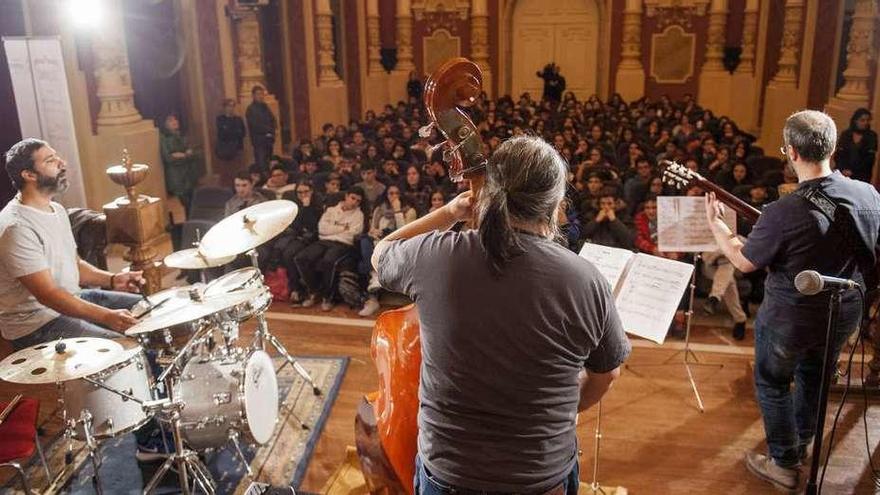 El trío de jazz ofreció un concierto en el Paraninfo del IES Otero Pedrayo. // Brais Lorenzo