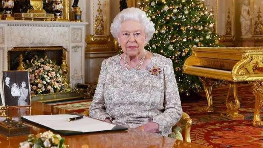 La reina Isabel II durante el mensaje navideño.
