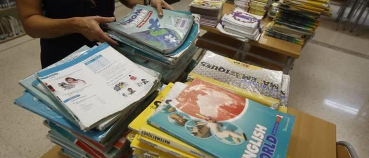 Los institutos alertan de que es imposible tener los libros gratis