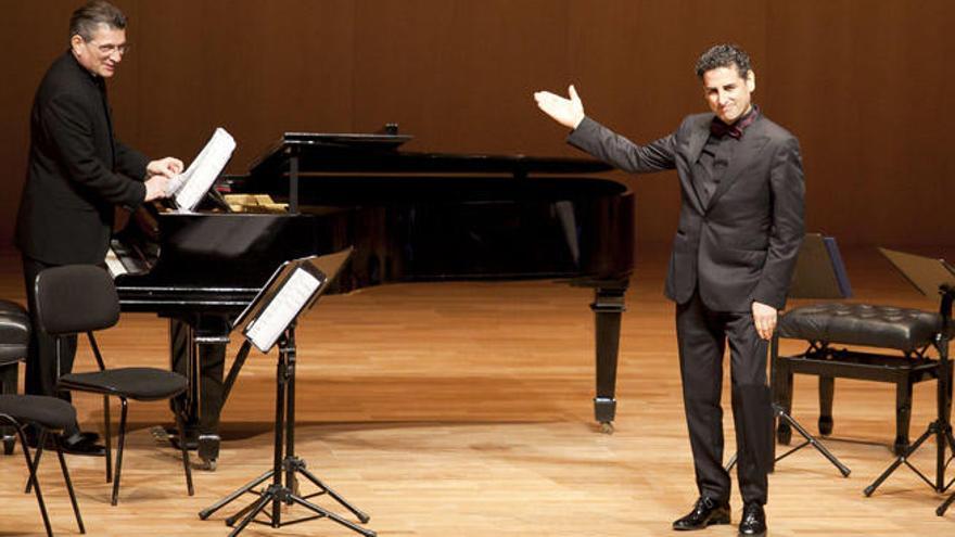 Juan Diego Flórez junto al pianista Vincenzo Escalera en el concierto que ofreció en Fuerteventura en 2015.