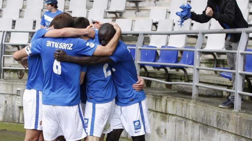 Los jugadores del Oviedo celebran el gol de Óscar Martínez.