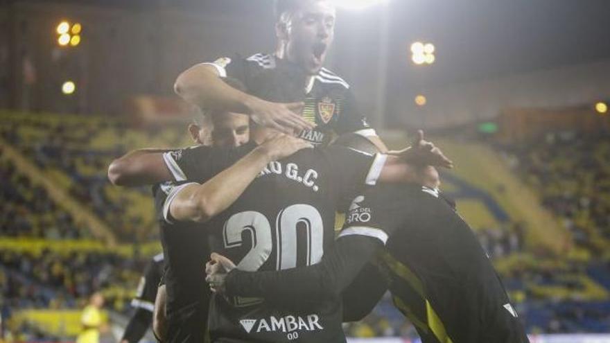 Vada salta encima de Álvaro Giménez celebrando un gol del delantero, junto a Nieto y Narváez.