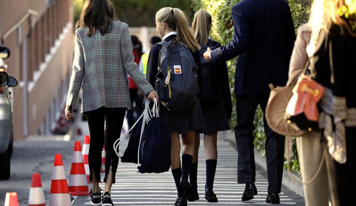 La Reina Letizia, con leggins, zapatillas y sin maquillaje en la vuelta al cole