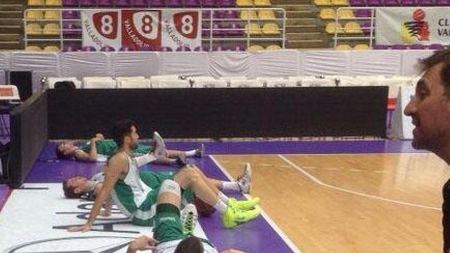 Los jugadores del Unicaja, en la sesión de entrenamiento de ayer en el Polideportivo Pisuerga.