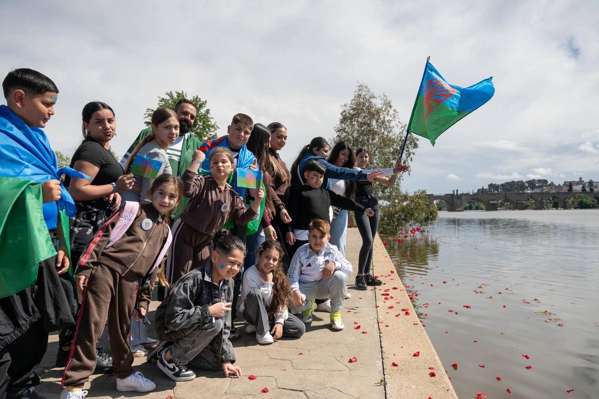 La ceremonia del río por el Día Internacional del Pueblo Gitano.