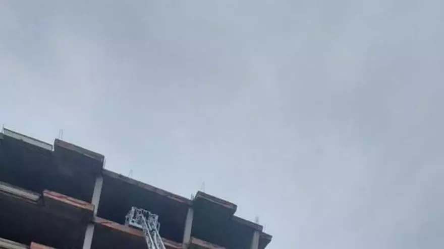 Retiran un cadáver de un edificio abandonado