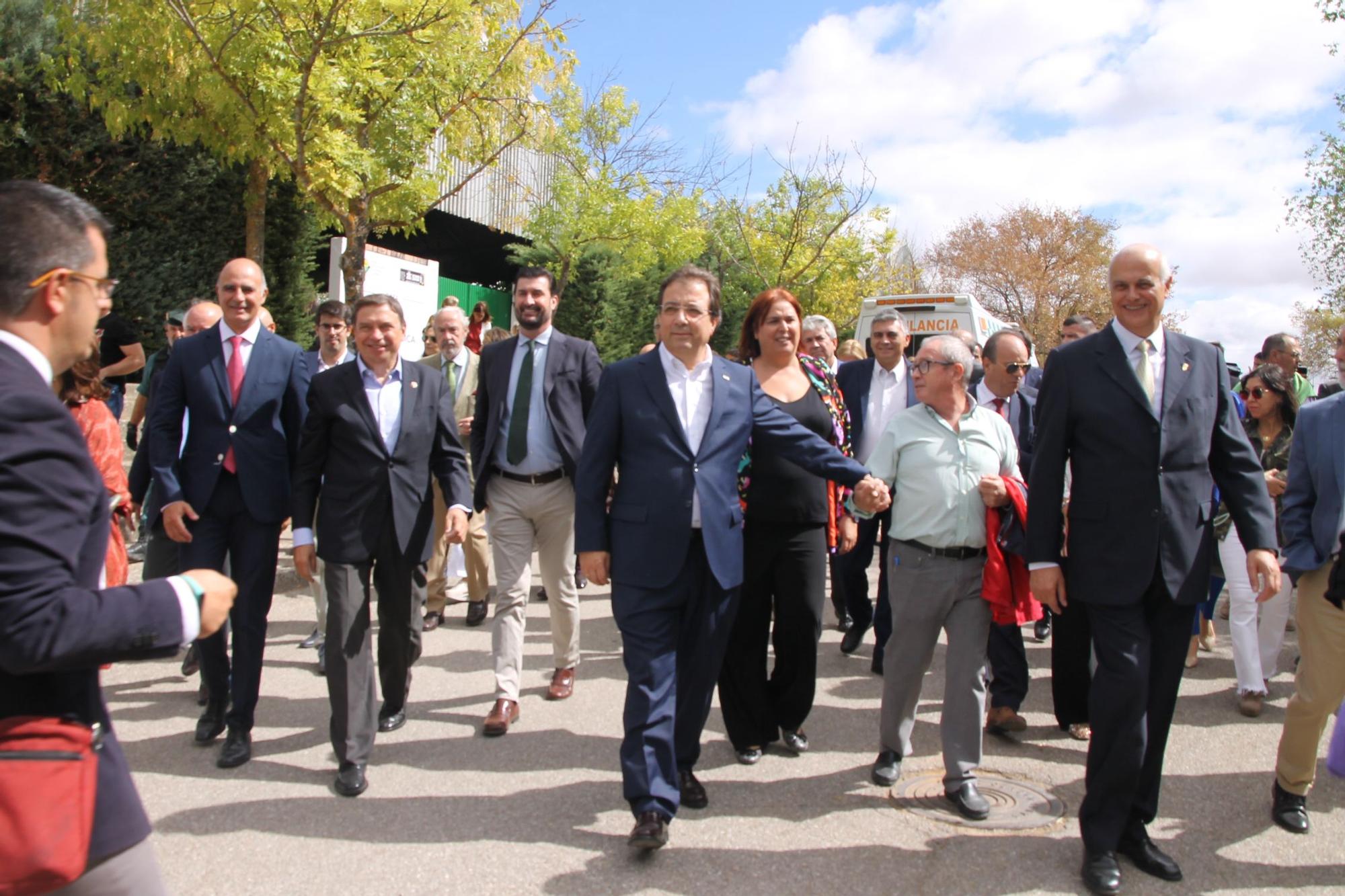 El presidente Vara recibió el cariño de los visitantes de la Feria de Zafra.