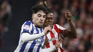 BILBAO, 11/02/2026.- El defensa de la Real Sociedad, Jon Martín (i), pelea ante el delantero del Athletic Club, Nico Williams, durante el partido de ida de la semifinales de la Copa del Rey que Athletic Club y Real Sociedad disputan este miércoles en el estadio de San Mamés, en Bilbao. EFE/ Miguel Toña.