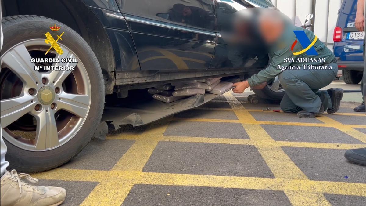 Alijo de 18 kilos de cocaína y dos de hachís hallados este viernes ocultos en los bajos de un coche en el Dique del Oeste.