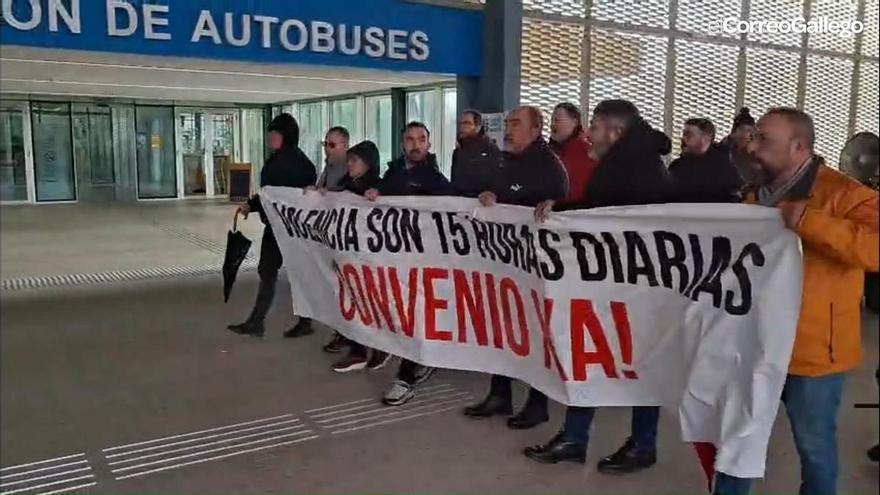 HUELGA BUSES EN SANTIAGO | Los trabajadores de los buses de la comarca de Santiago se concentran ante la Estación Intermodal
