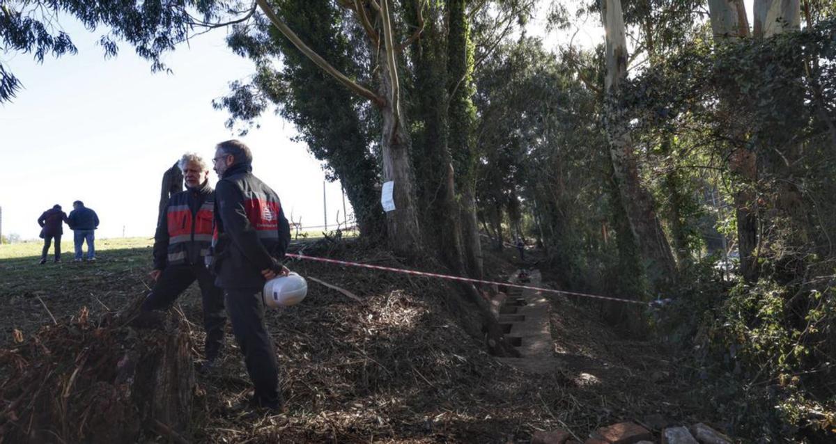 Sobre estas líneas, diferentes momentos del inicio de los trabajos en La Lloba. A la izquierda, el aspecto actual de la trinchera, con la zona ya despejada ayer por la mañana.. | MIKI LÓPEZ