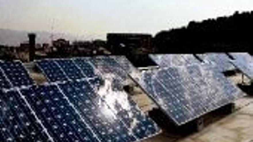 El Jerte inicia un proyecto piloto de energías limpias con placas solares