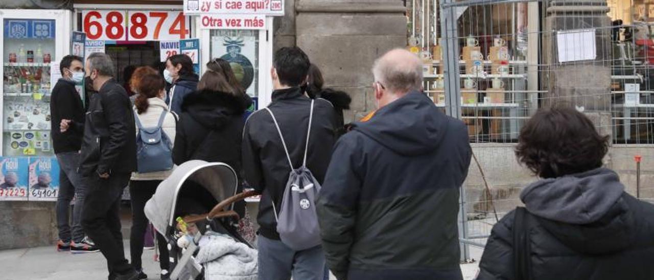 Colas en la administración de Porta do Sol.   | // P. HERNÁNDEZ