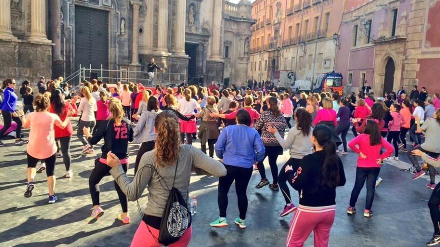 Unos 400 murcianos han ido a clase de zumba en el centro de Murcia.