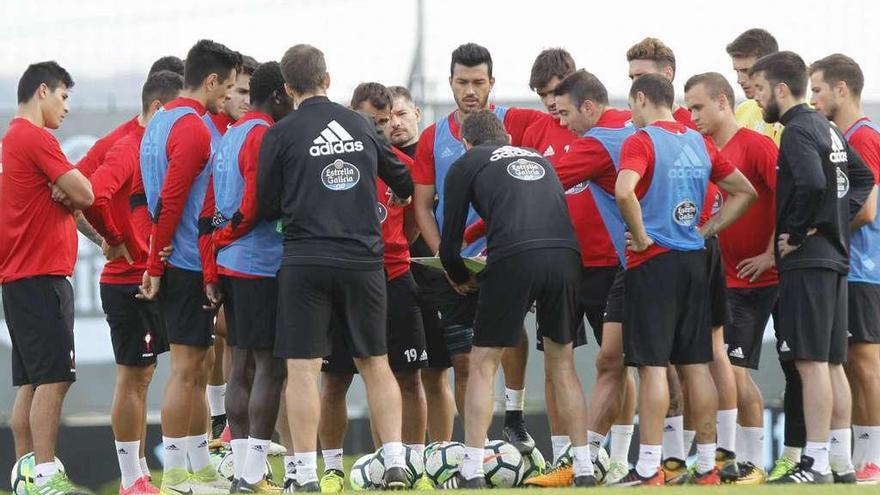 Los jugadores del Celta atienden a Unzué durante un entrenamiento. // Marta G.Brea