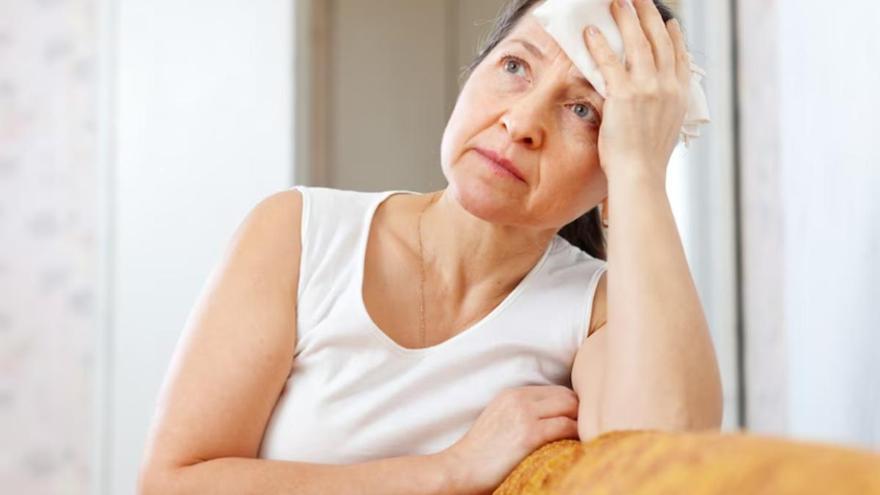 Les sufocacions, un dels símptomes més molestos de la menopausa: Com combatre&#039;ls a l&#039;estiu?