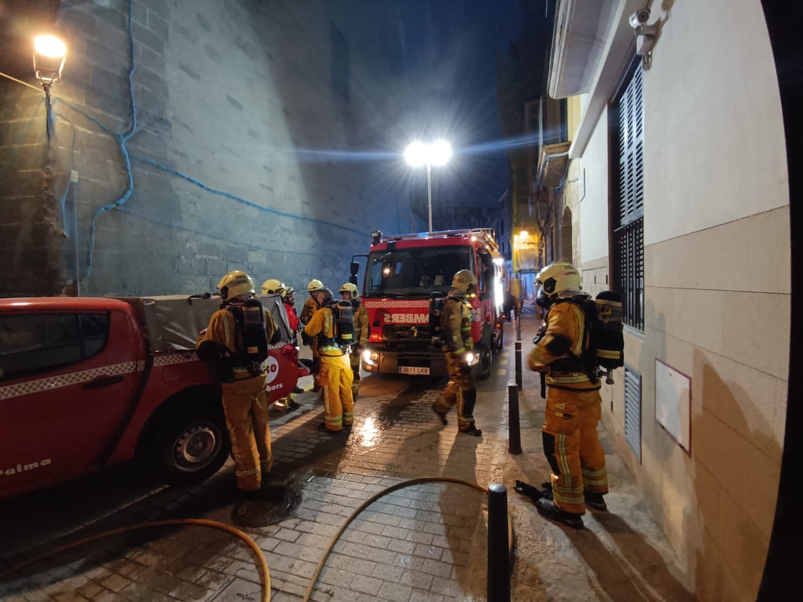 Desalojan un hotel del casco antiguo de Palma por un incendio en el spa