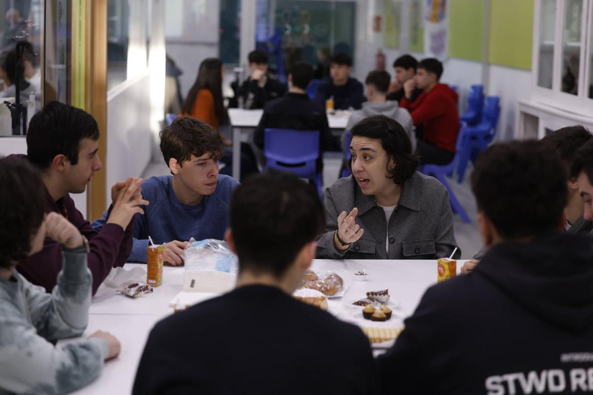 Un encuentro de investigadoras con los alumnos de un instituto.