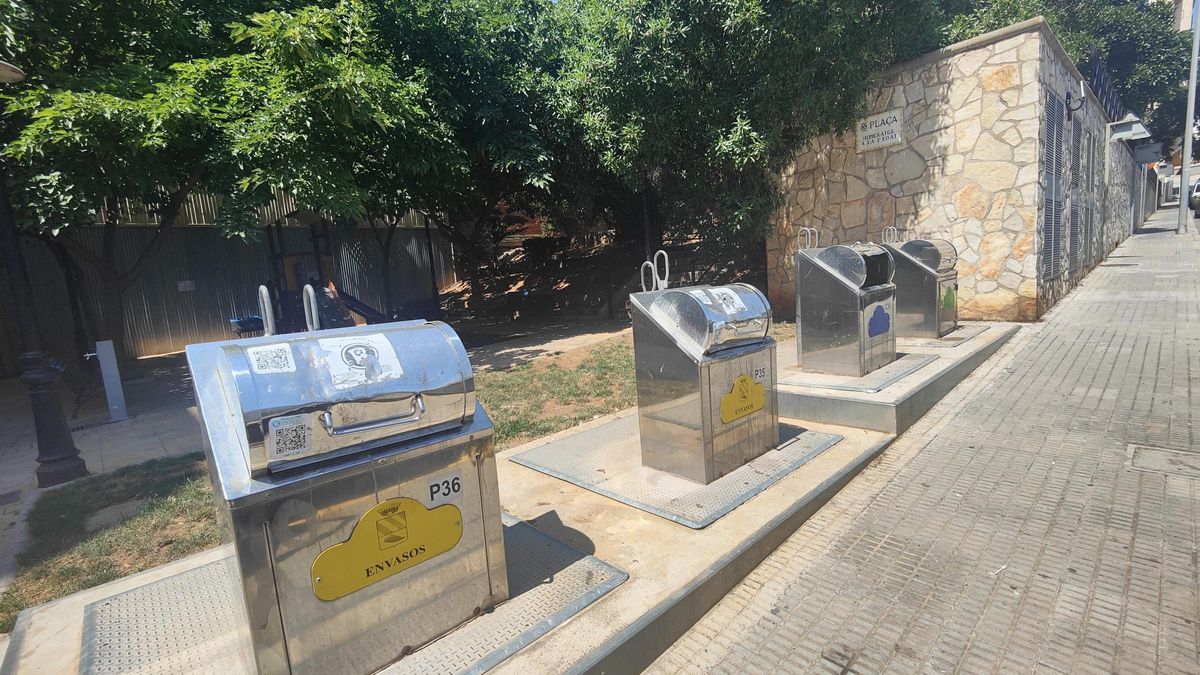 Una isla de contenedores de reciclaje de l'Alcora.