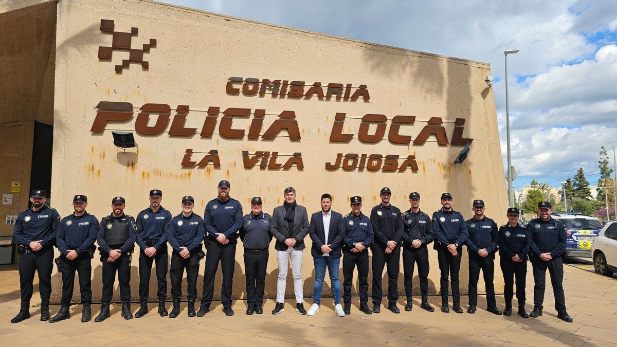 Los doce nuevos agentes con el alcalde, el edil de Seguridad y cargos policiales