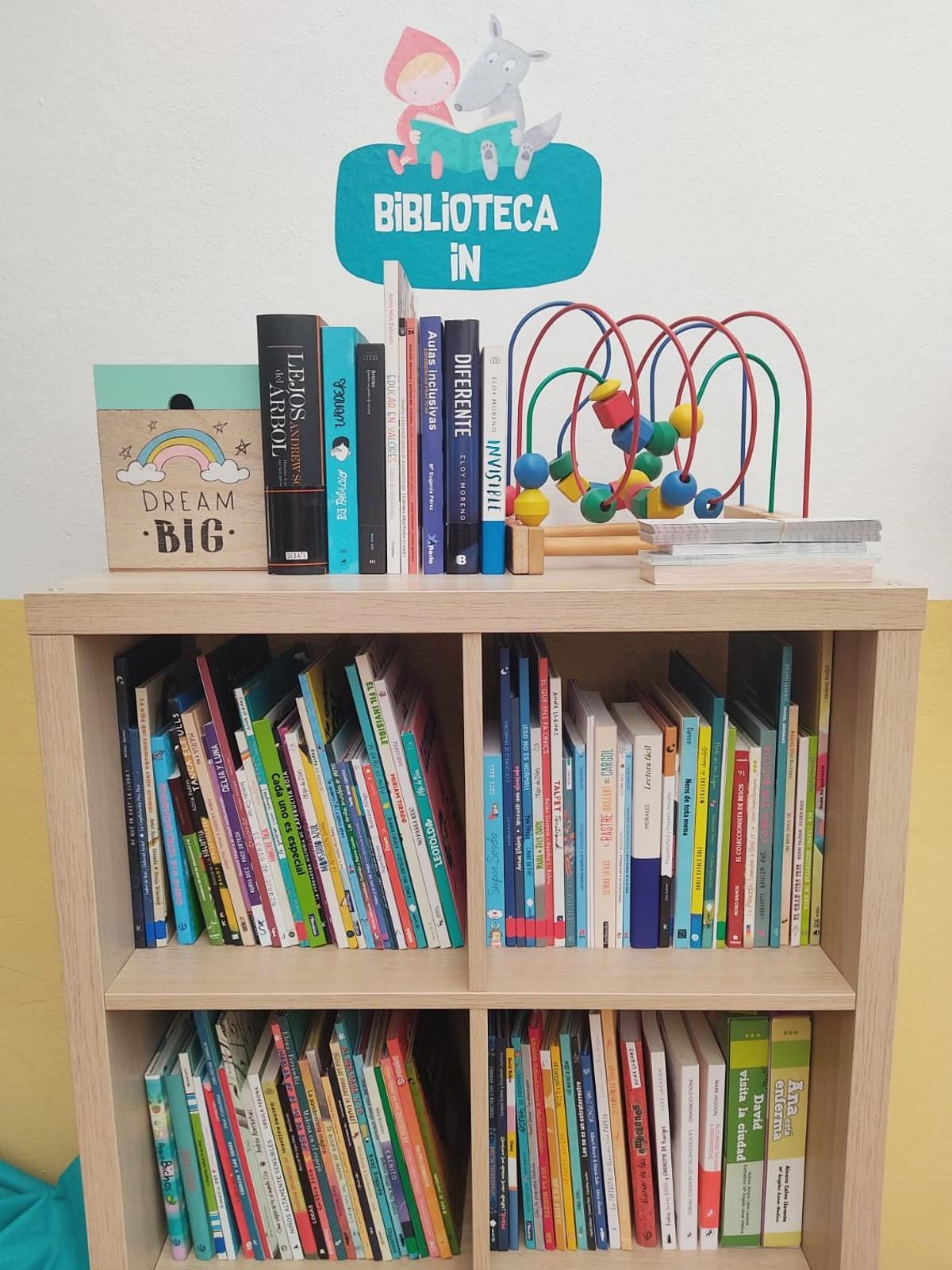 Prestatgeria de la biblioteca de l'associació