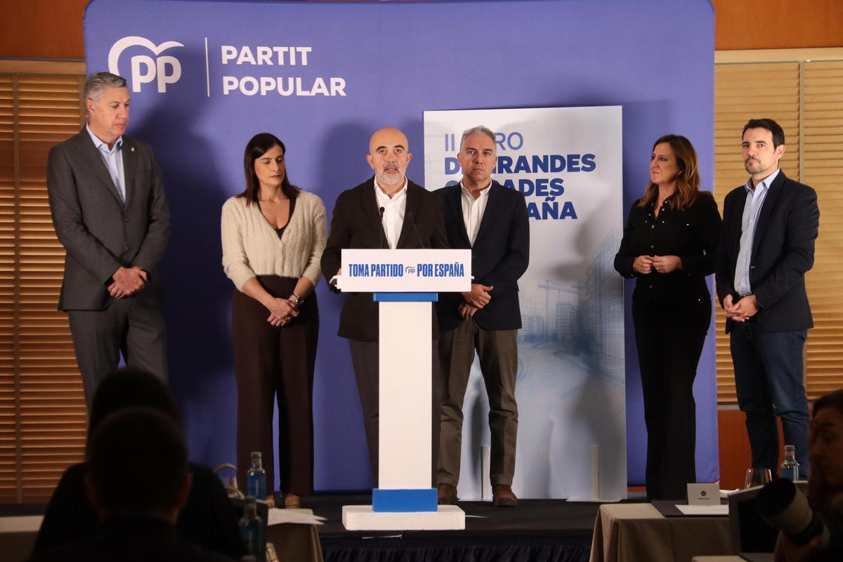 Los alcaldes del PP Xavier García Albiol, Manu Reyes, Gema Igual y María José Catalá junto a Elías Bendodo, vicesecretario de Política Autonómica, y Daniel Sirera, presidente del PP de Barcelona