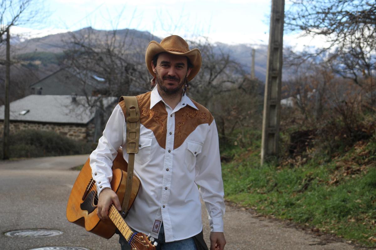 El músico "Chuchi" pasea con su guitarra por el pueblo de Pedrazales.