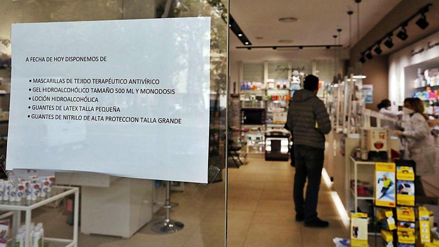 Una de las pocas farmacias de València que ayer disponía de mascarillas para la venta.