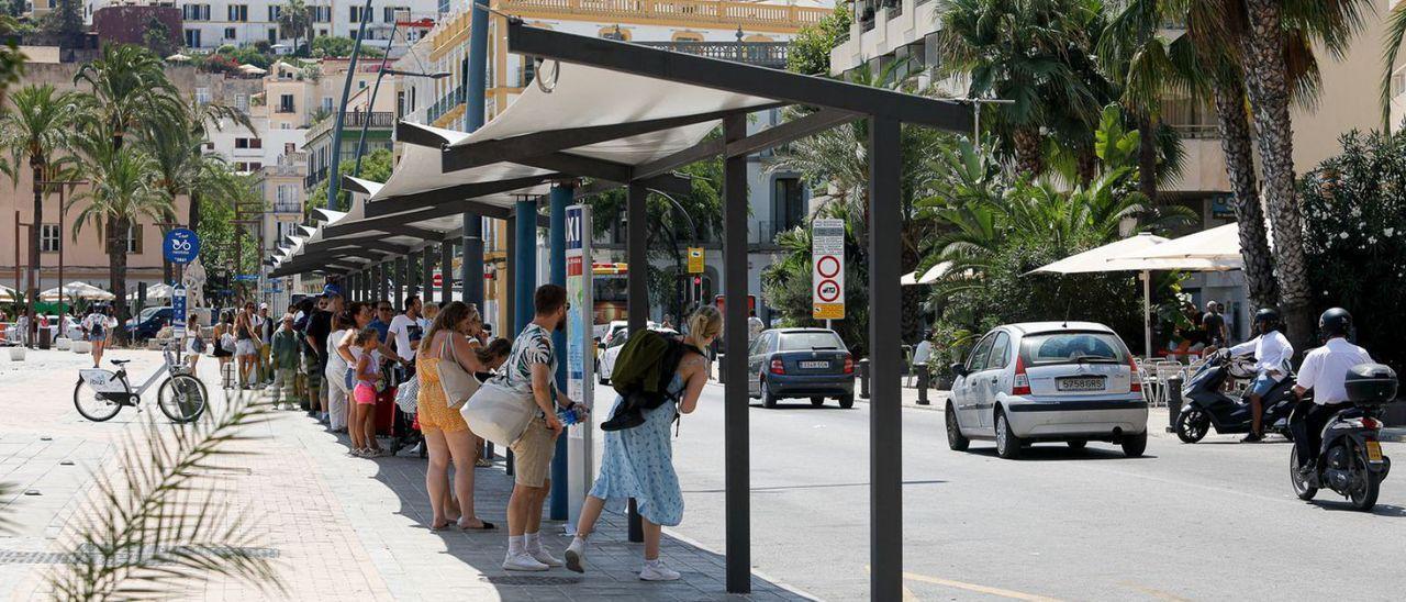 Cola de usuarios esperando un taxi en la parada del puerto de Eivissa.