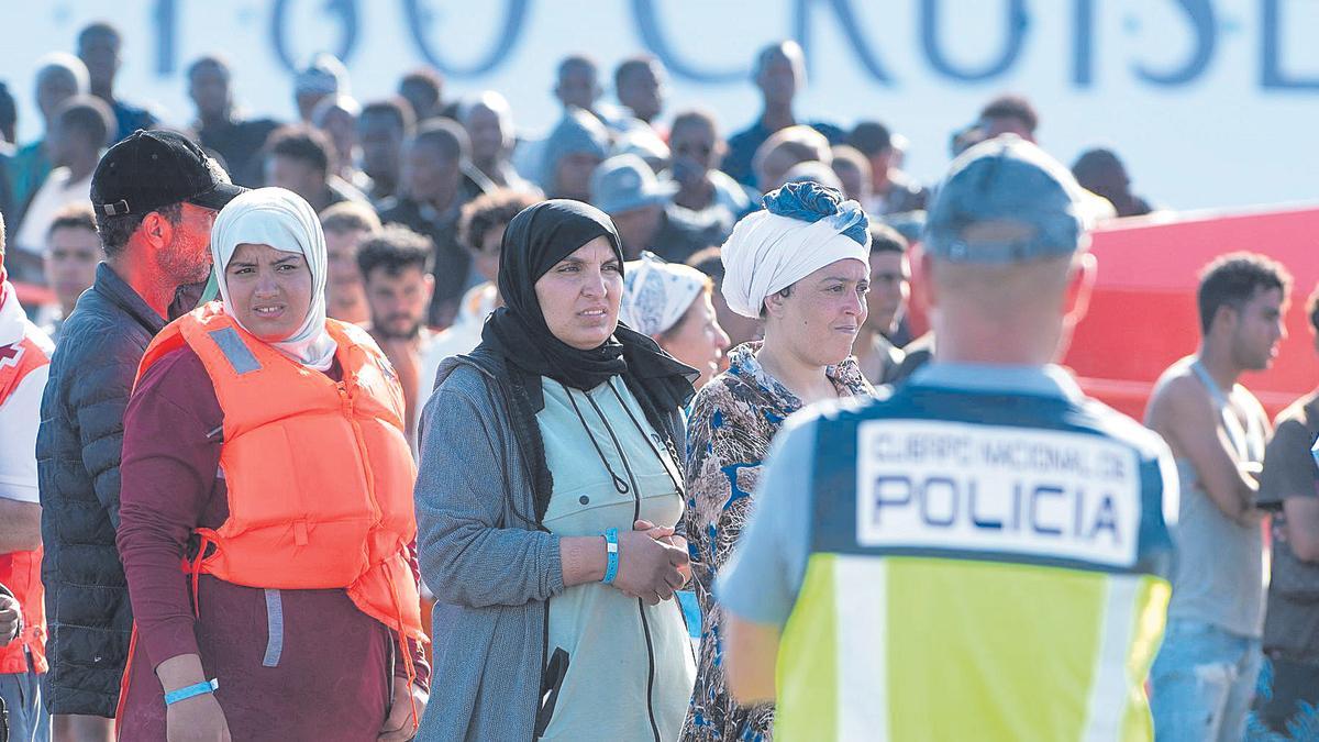 Imagen de migrantes que desembarcaron ayer en Puerto del Rosario procedentes de Lanzarote debido a la saturación de los servicios de acogida de la isla.