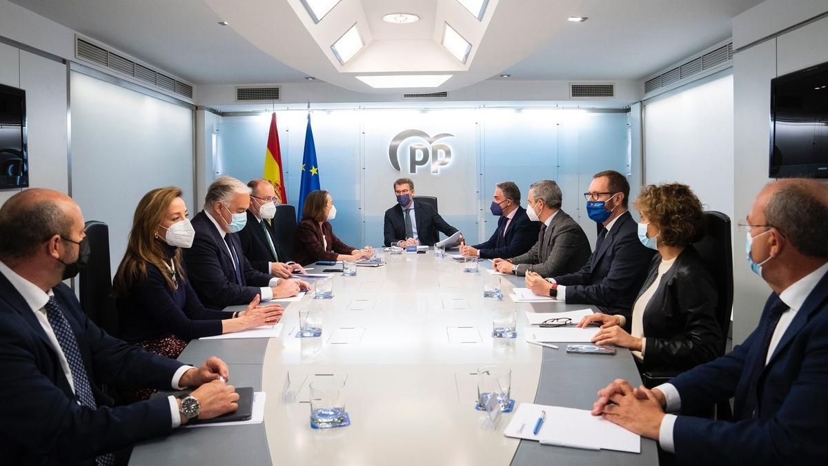 Los miembros del comité de dirección del PP, entre ello José Antonio Monago, en la reunión celebrada hoy en Madrid.