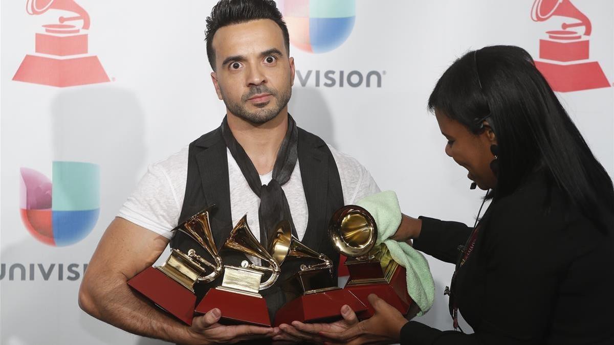 Luis Fonsi, esta noche en la gala de los Grammy Latino, con los cuatro galardones logrados con 'Despacito'.