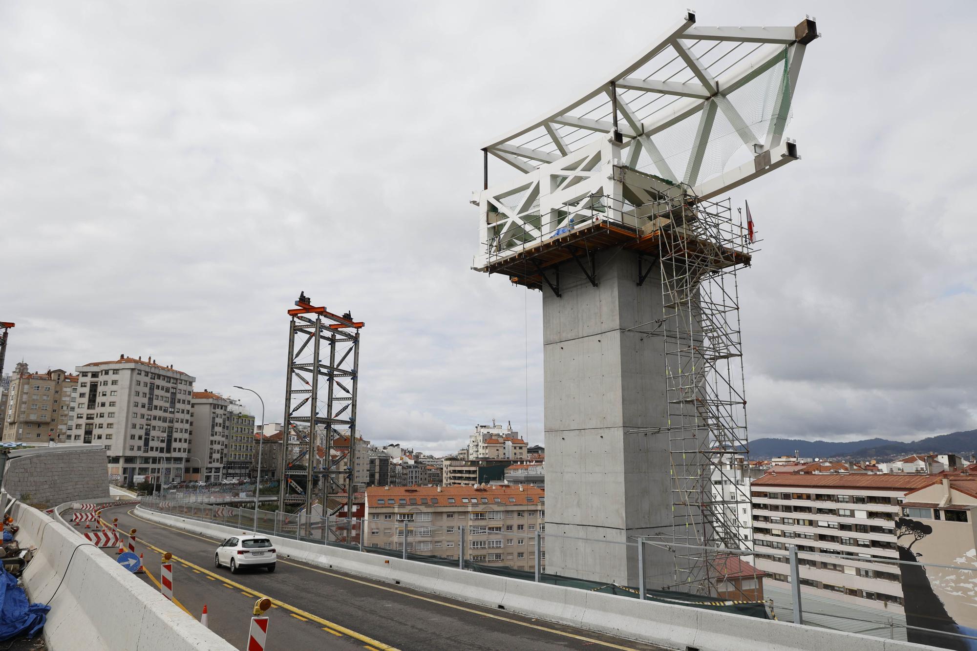 Así avanza el izado del ascensor HALO con su primer segmento