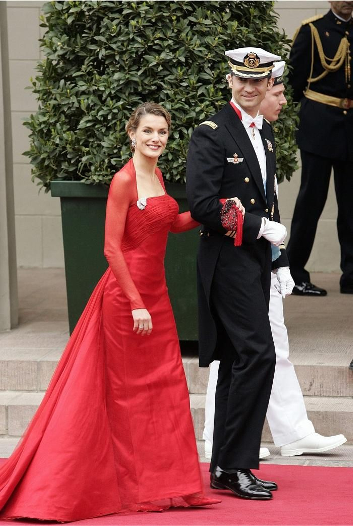 Letizia con vestido rojo de Lorenzo Caprile en la boda de Dinamarca