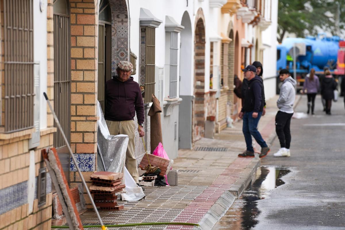La UME continúa labores en zonas anegadas de El Palmar de Troya.