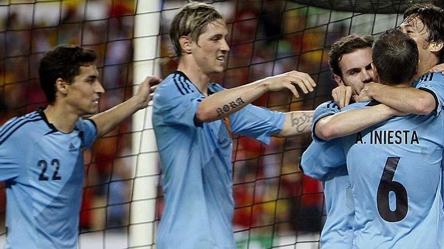 Los jugadores, con la camiseta azul.