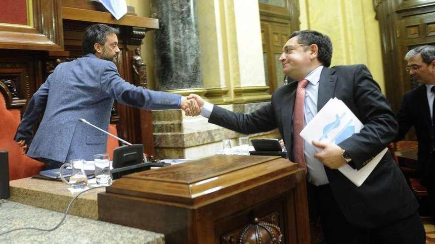 El alcalde, Xulio Ferreiro, y el exportavoz del PSOE, José Manuel Dapena, se saludan en un pleno.