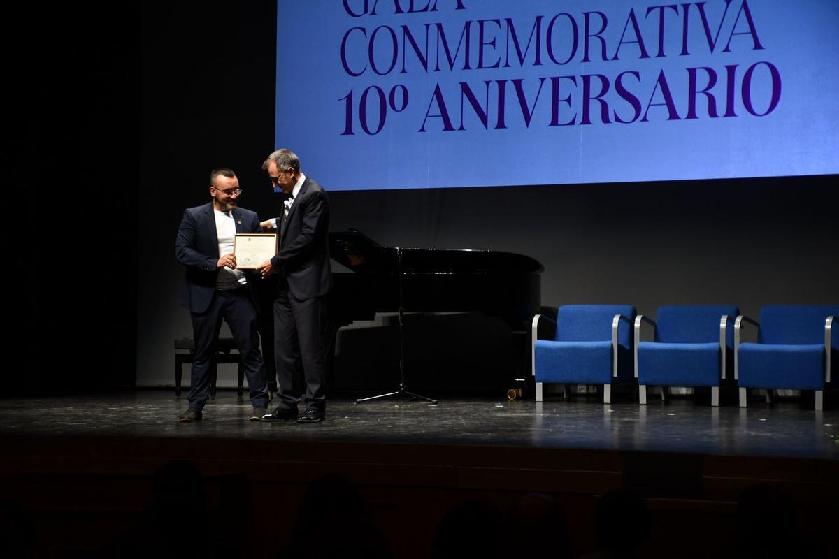 El alcalde, José Benlloch, entregó al director de la Cátedra, Vicent Cabedo, un reconocimiento por los 10 años del organismo.